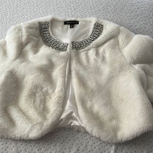 It’s a park and main size M fluffy white jacket,it has damage on the inside